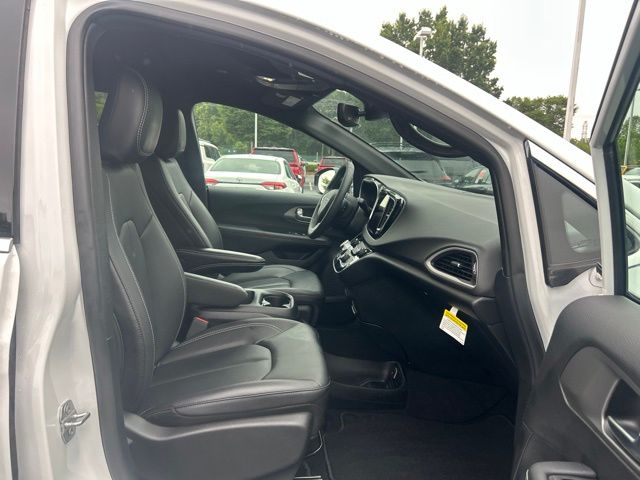 Used 2025 Chrysler Pacifica Van