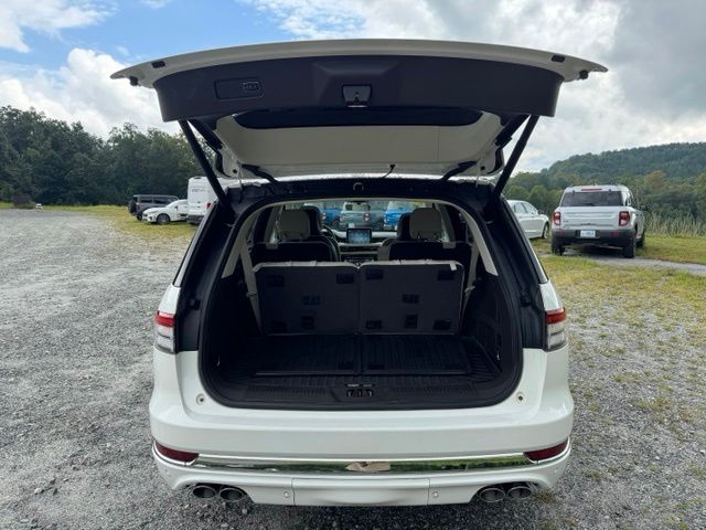 Used 2020 White Lincoln Black Label Grand Touring image 7