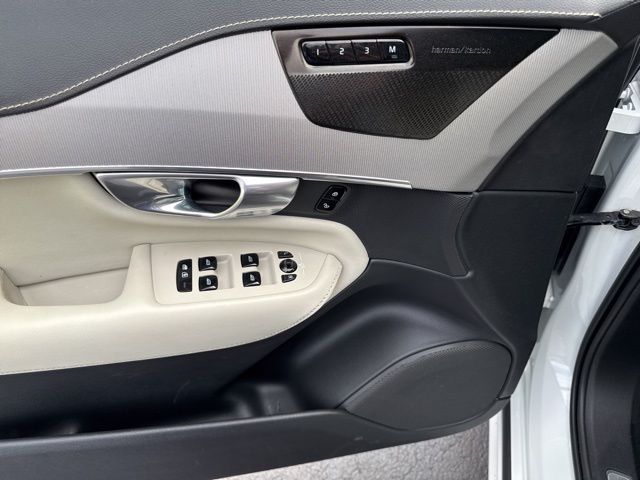 2022 Volvo XC90 Recharge T8 R-Design photo 14