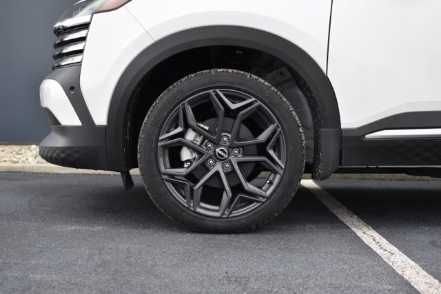 New 2025 Nissan Kicks SR