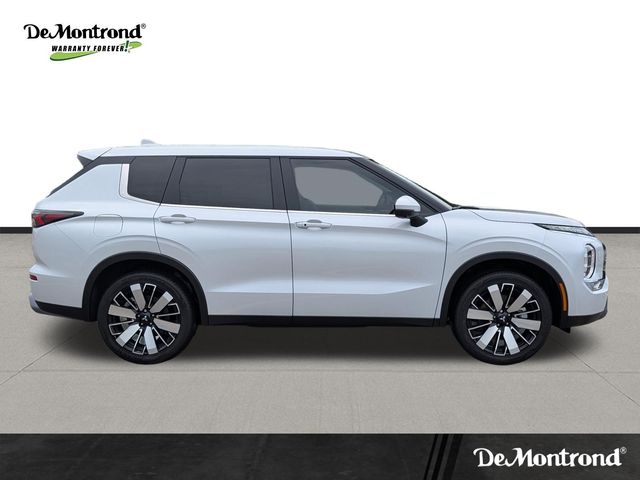 2025 Mitsubishi Outlander SE White at North Houston Mitsubishi