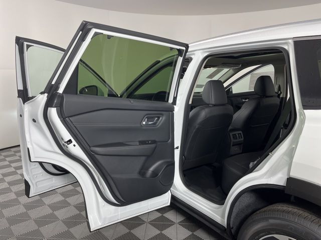 2025 Everest White Pearl Nissan Rogue SV FWD SUV