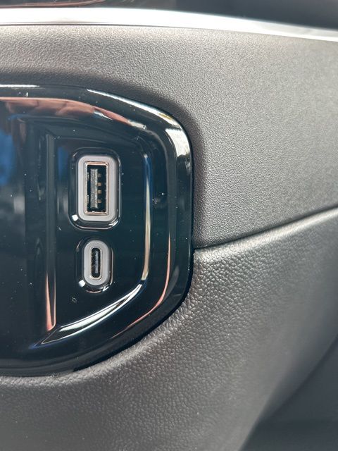 2025 Chevrolet Silverado 1500 LT photo