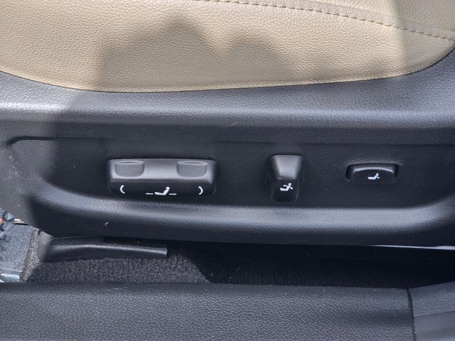 Used 2015 White Kia EX image 16