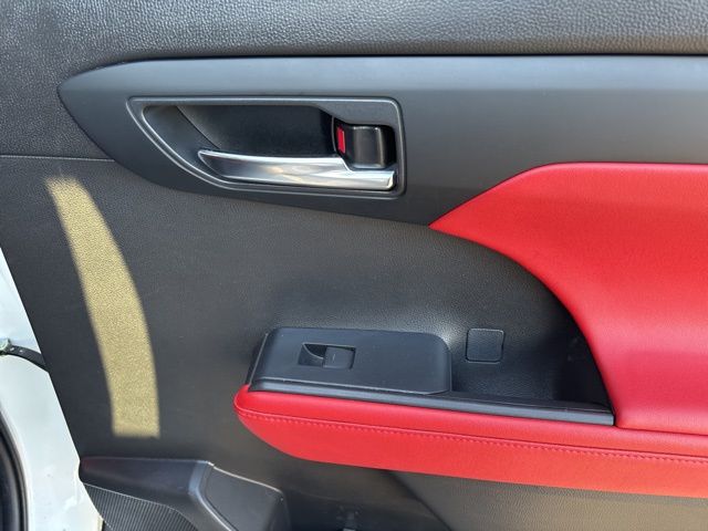 used 2022 Toyota Highlander car, priced at $31,899