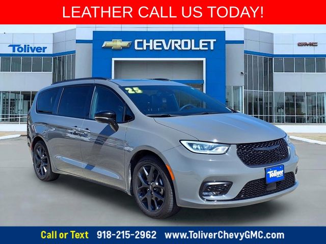 Ceramic Gray Clearcoat 2025 Chrysler Pacifica Minivan Front-Wheel Drive 9-Speed Automatic