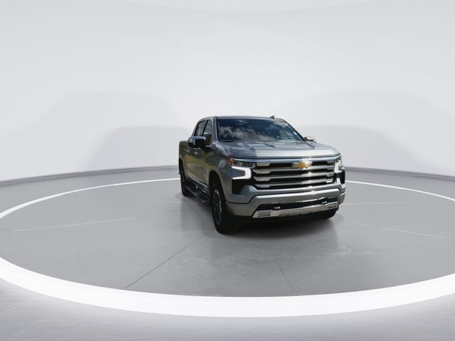 Used 2025 Gray Chevrolet High Country image 2