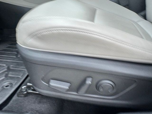 Used 2025 White Hyundai SEL Convenience image 22