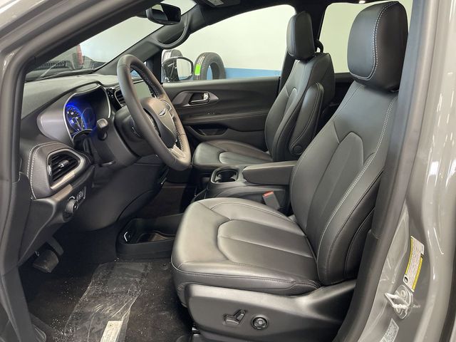 2025 Chrysler Pacifica Select photo