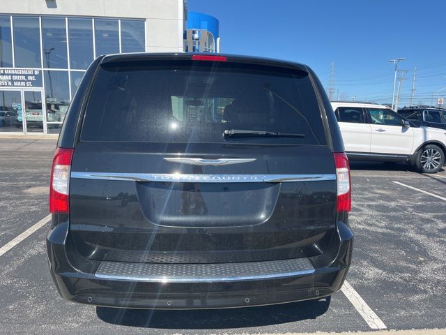 Used 2014 Chrysler Town and Country Touring-L 4D Passenger Van