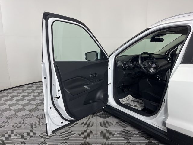 2023 Aspen White Tricoat Nissan Kicks SV FWD SUV