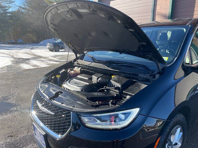 Used 2024 Chrysler Pacifica Van