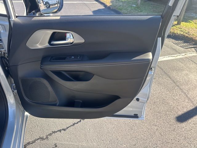 New 2026 Silver Chrysler Select image 9