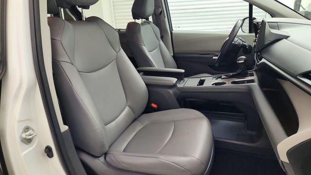 2021 Toyota Sienna XLE White at Community Toyota
