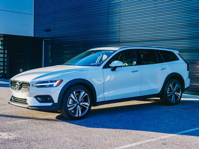2025 Volvo V60 Cross Country B5 Plus AWD