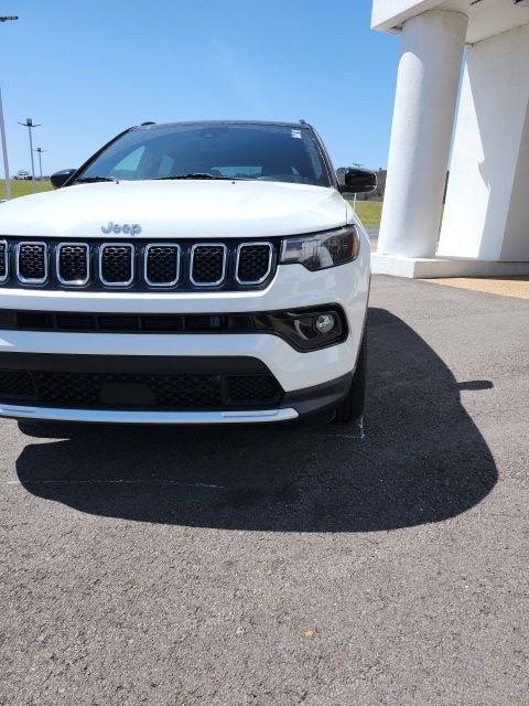Used 2024 White/off-white Jeep Limited image 5