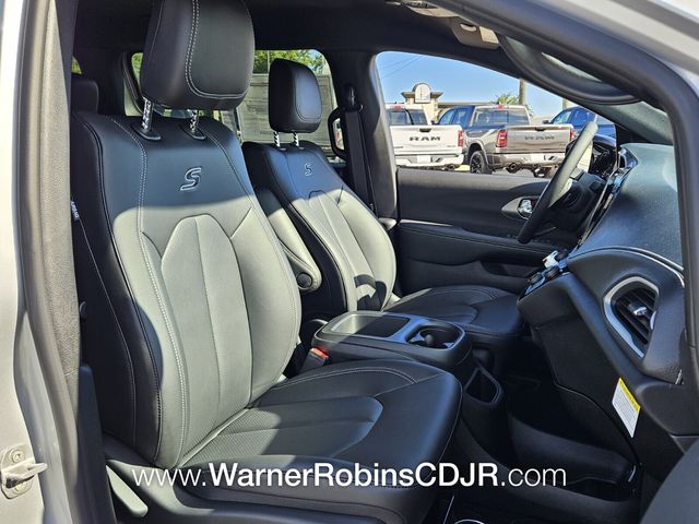 New 2026 Silver Chrysler Select image 18