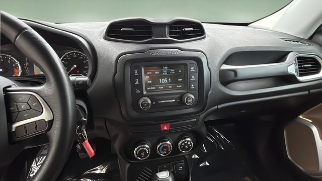Used 2015 Silver Jeep Latitude image 25
