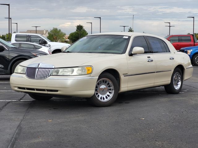 White (Light Parchment Gold Clearcoat) 2002 Lincoln Town Car Sedan Rear-Wheel Drive 4-Speed Automatic