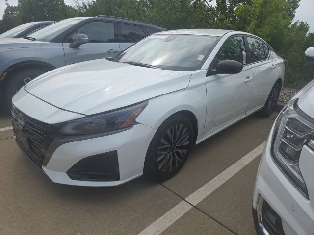 Pearl White Tricoat 2026 Nissan Altima Sedan All-Wheel Drive Continuously Variable Transmission
