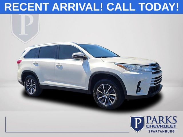 White (Blizzard Pearl) 2019 Toyota Highlander XLE FWD SUV / Crossover Front-Wheel Drive 8-Speed Automatic
