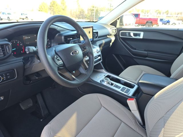 2024 Ford Explorer Base:B02084