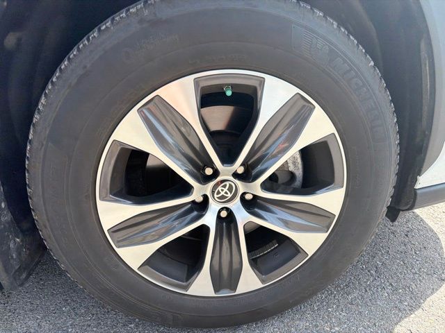 2022 Toyota Highlander XLE Off-white at Carlisle Cadillac Buick GMC