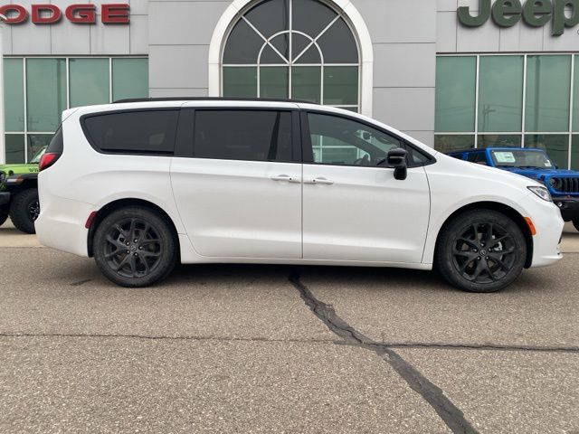 2026 Chrysler Pacifica Select - Bright White Clearcoat exterior view 4