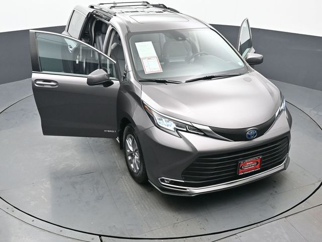 2021 Toyota Sienna XLE 47