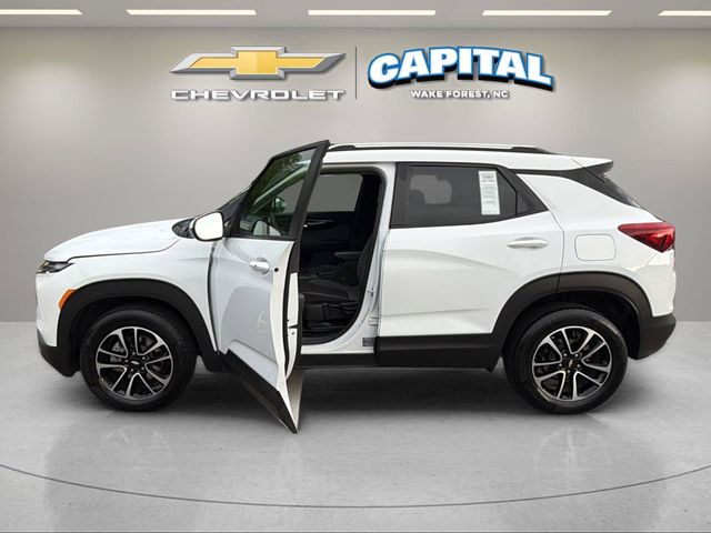 Used 2025 White Chevrolet LT image 3