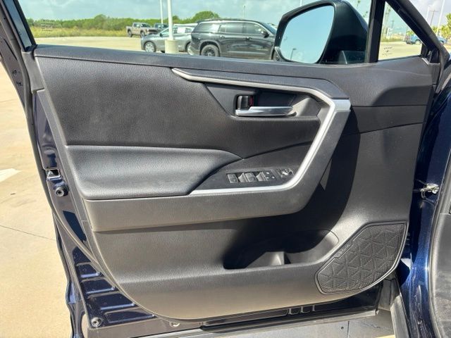 Used 2022  Toyota XLE image 9