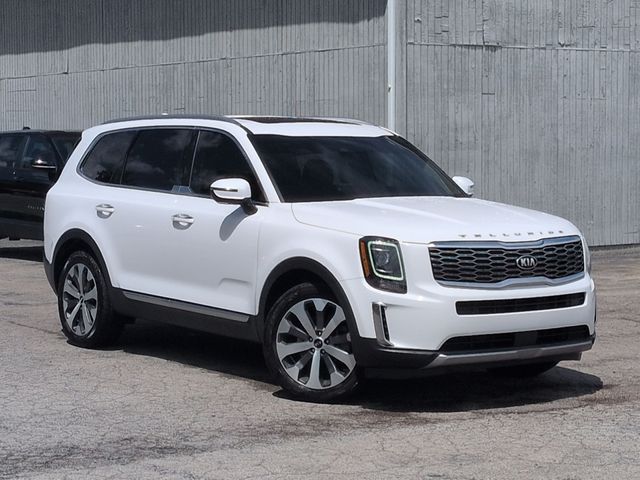 Used 2021 White Kia S image 11