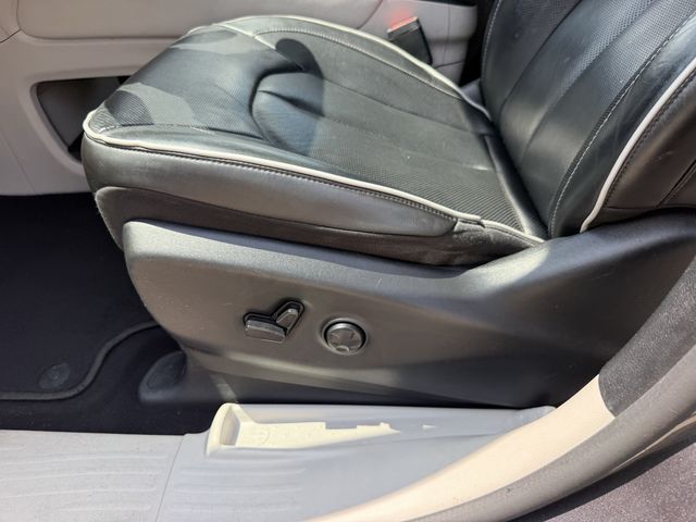 2023 Chrysler Pacifica Limited Gray at Durrett Motor Company