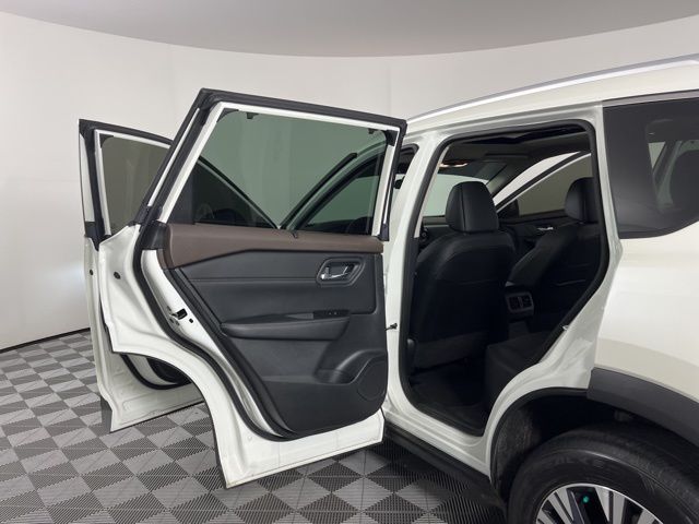 2023 Pearl White Tricoat Nissan Rogue SV FWD SUV