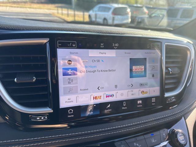 New 2026 Silver Chrysler Select image 18