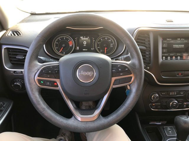 Used 2020 White Jeep Latitude image 18