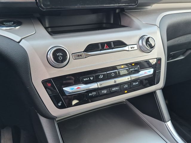 Used 2023 White Ford XLT image 25