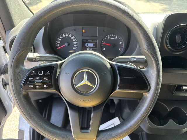 Used 2022  Mercedes-Benz Cargo 144 WB image 24
