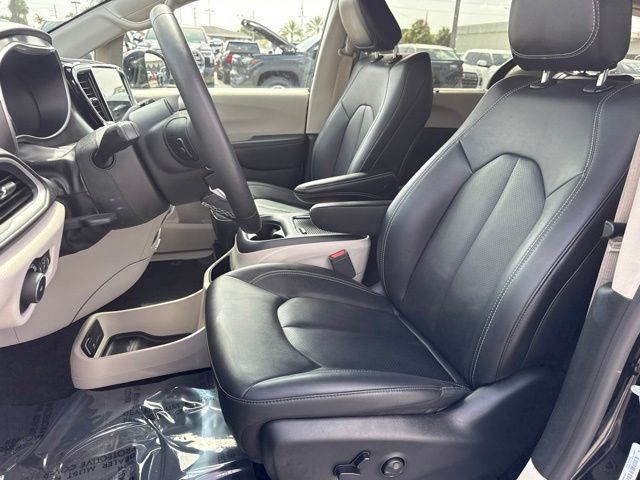 Used 2024 Chrysler Pacifica Van