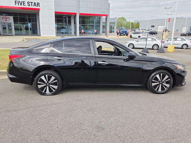 Used 2022 Black Nissan 2.5 SV image 13