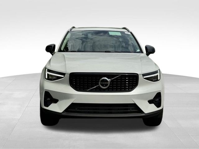 2025 Volvo XC40 B5 Plus Dark Theme 8