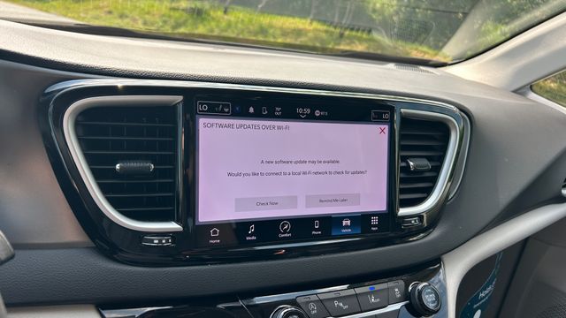 Used 2024 Chrysler Pacifica Van