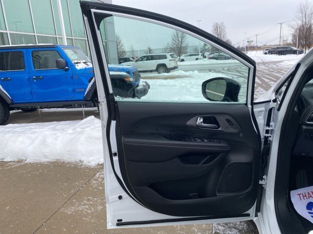 2026 Chrysler Pacifica Select - Bright White Clearcoat exterior view 9