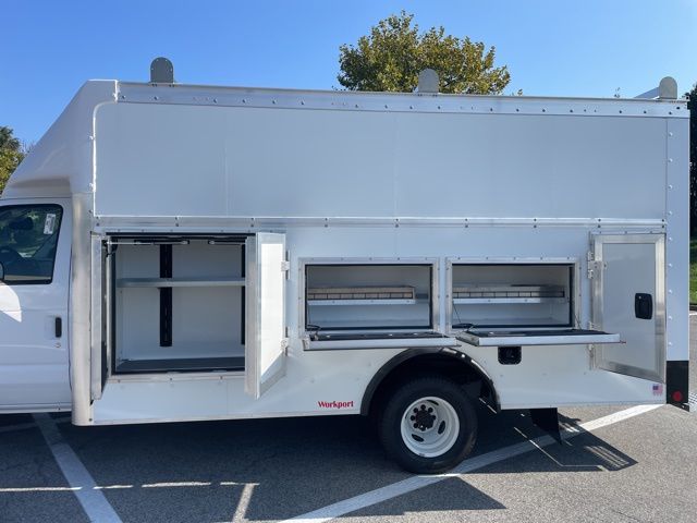 2025 Ford E-Series E-450 SD