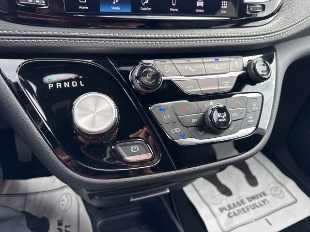 New 2026 White Chrysler Select image 20