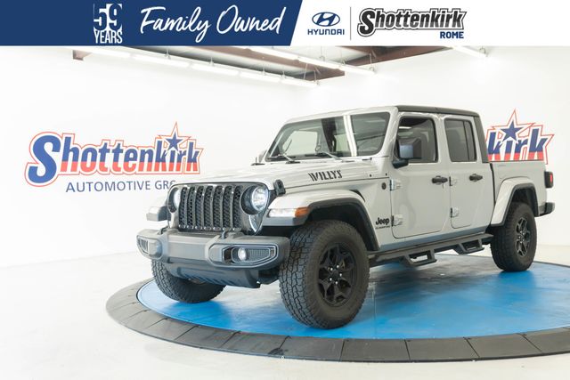 Silver Zynith Clearcoat 2022 Jeep Gladiator Pickup Truck Four-Wheel Drive 8-Speed Automatic