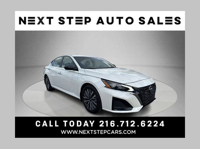 Pearl White 2024 Nissan Altima 2.5 SV FWD Sedan Front-Wheel Drive Continuously Variable Transmission