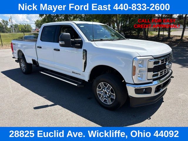 Oxford White 2025 Ford F-250 Super Duty Pickup Truck Four-Wheel Drive Automatic