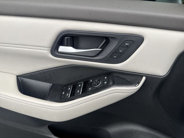 Used 2023 White Nissan SL image 29