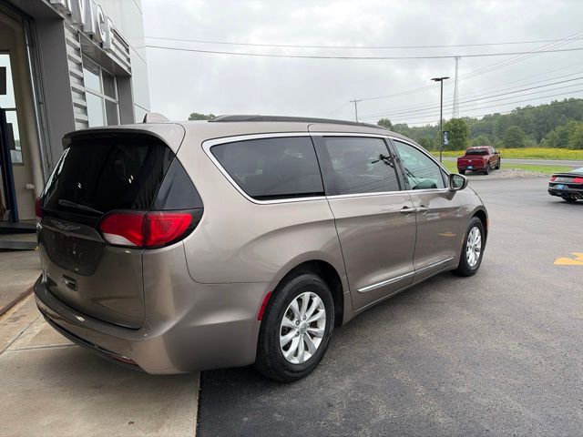 2017 Chrysler Pacifica Touring L - 2